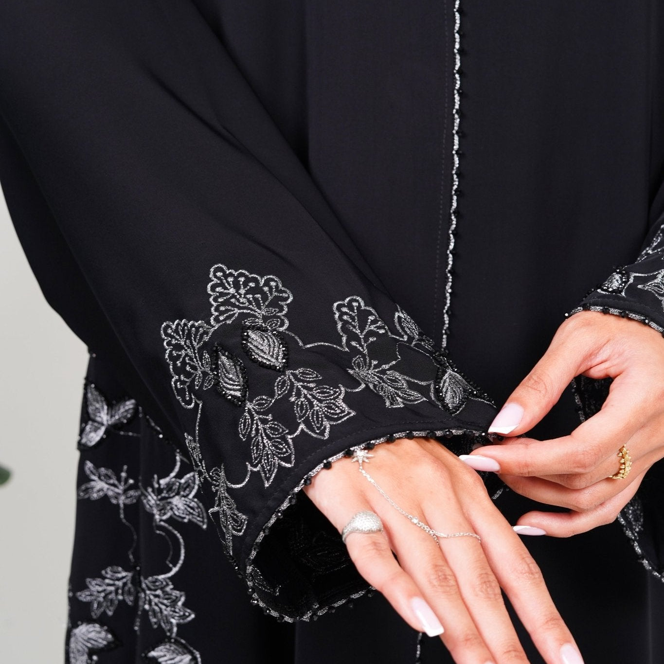 Ready-Made vs Tailored Abayas in UAE — Which Should You Choose? - Rutba Fashion Abaya