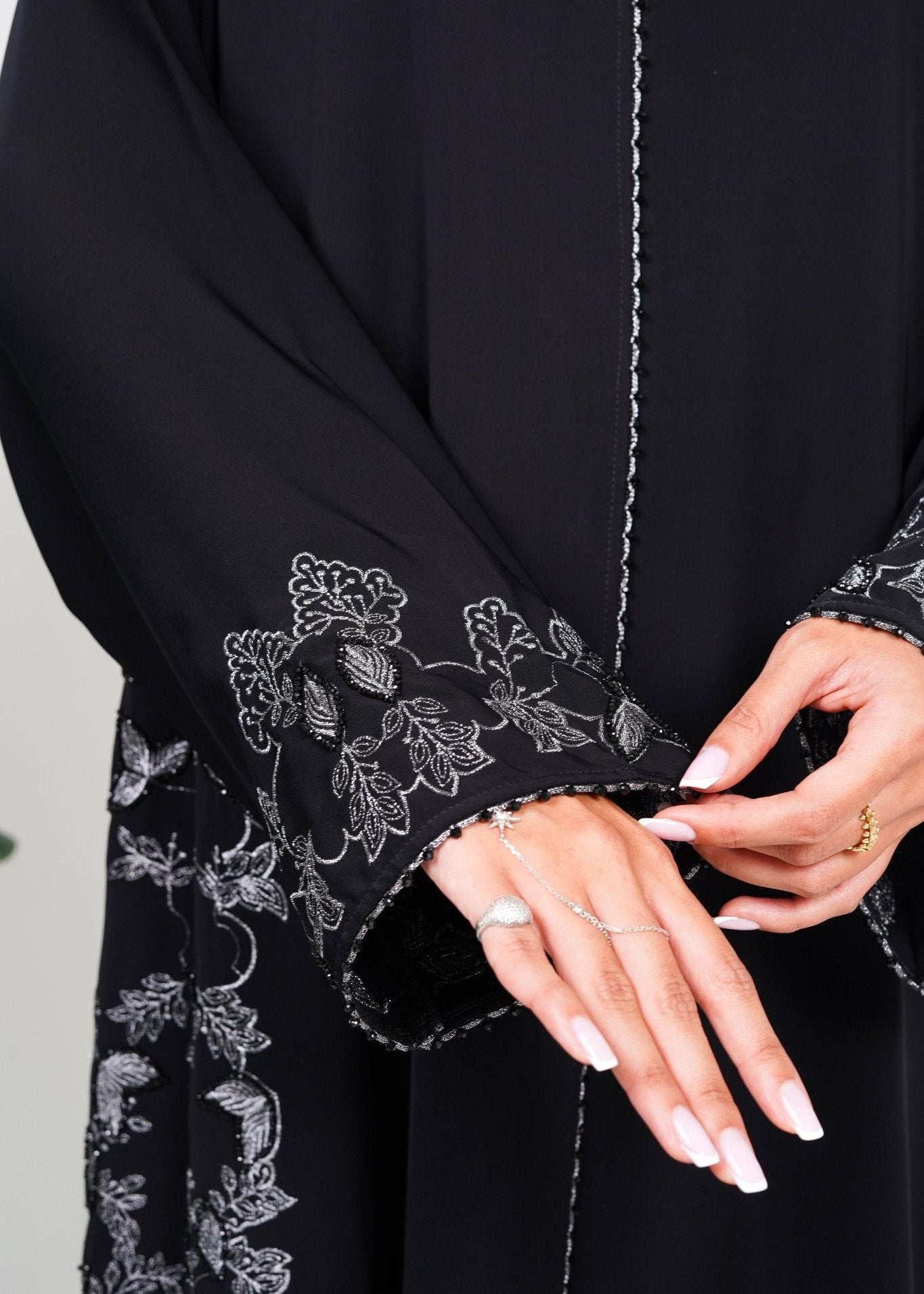 Ready-Made vs Tailored Abayas in UAE — Which Should You Choose? - Rutba Fashion Abaya