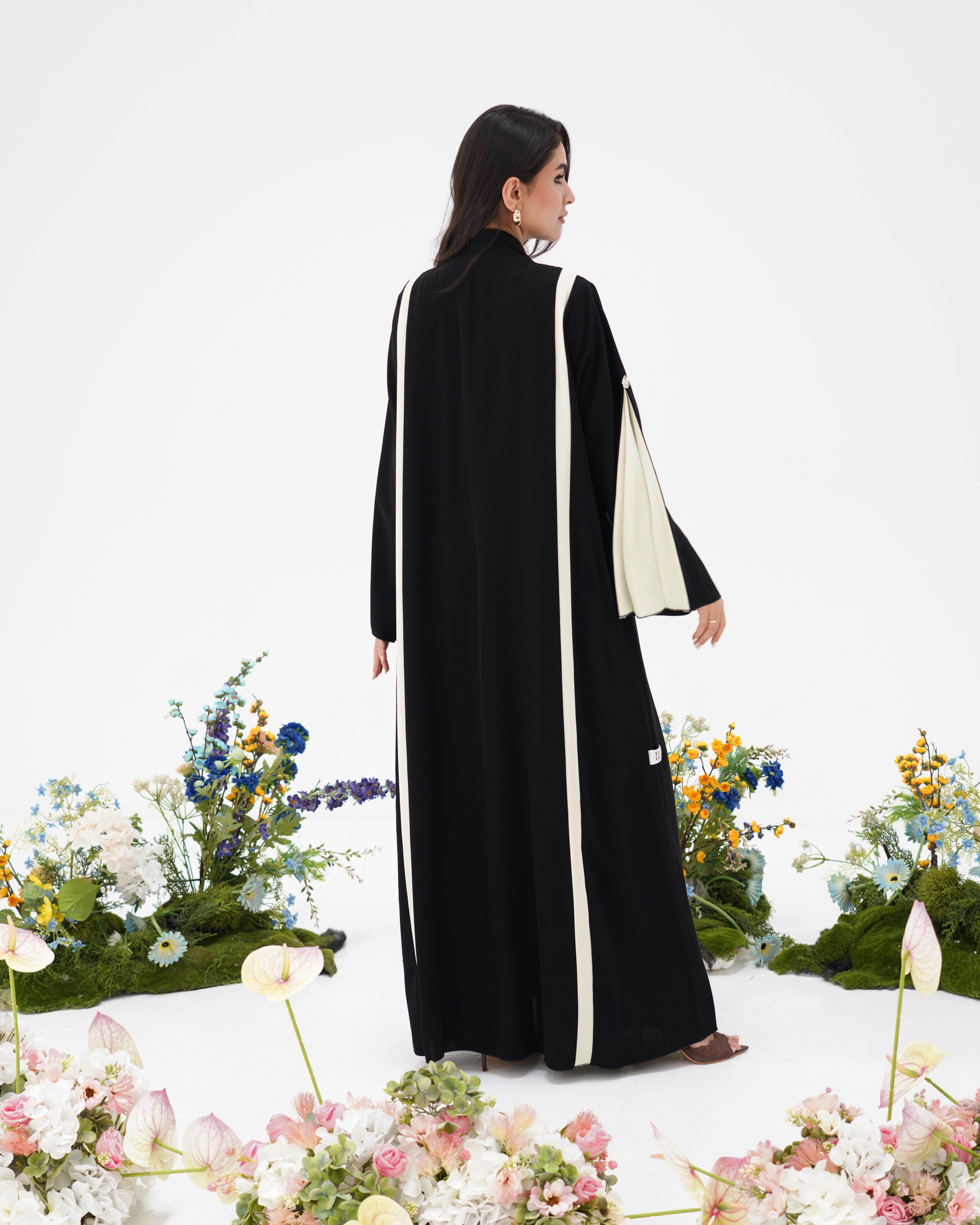 R297 Stylish cutting Model black and beige Abaya